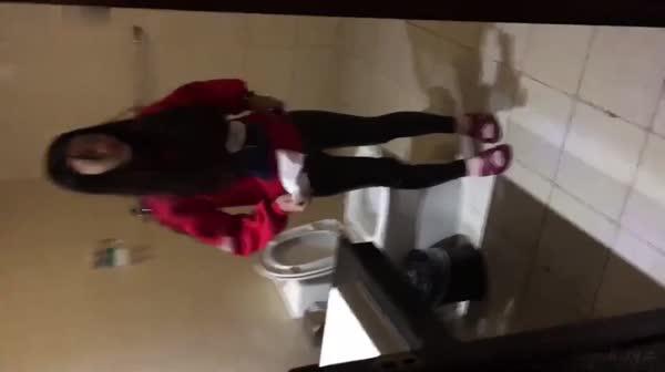 約山東某大學背著男友出來援Y交的學生妹,中途男友打來電話,邊吃J8邊和男友聊天,差點被發現